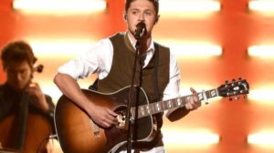 Niall Horan receives the SWEETEST goodie bag whilst flying