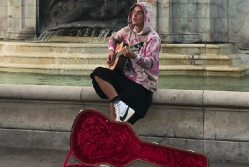 Justin Bieber Sang To Hailey Baldwin Outside Buckingham Palace, Because Why Not?