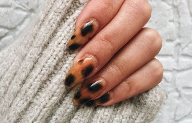 Tortoiseshell nails are the ultimate understated trend this party season